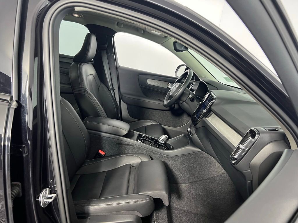 Used 2025 Volvo XC40 B5 Plus image 32