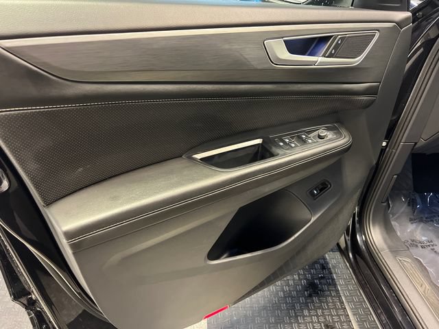 Certified 2024 Volkswagen Atlas Cross Sport SE FWD image 8