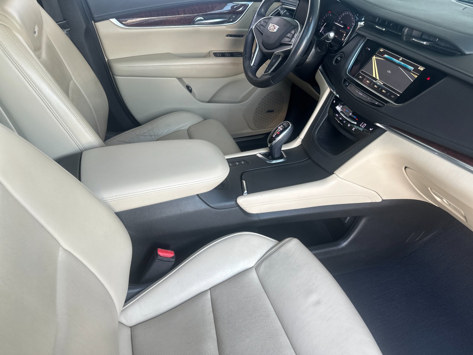 Used 2017 Cadillac XT5 Luxury w/ Driver Awareness Package AWD/4WD image 16