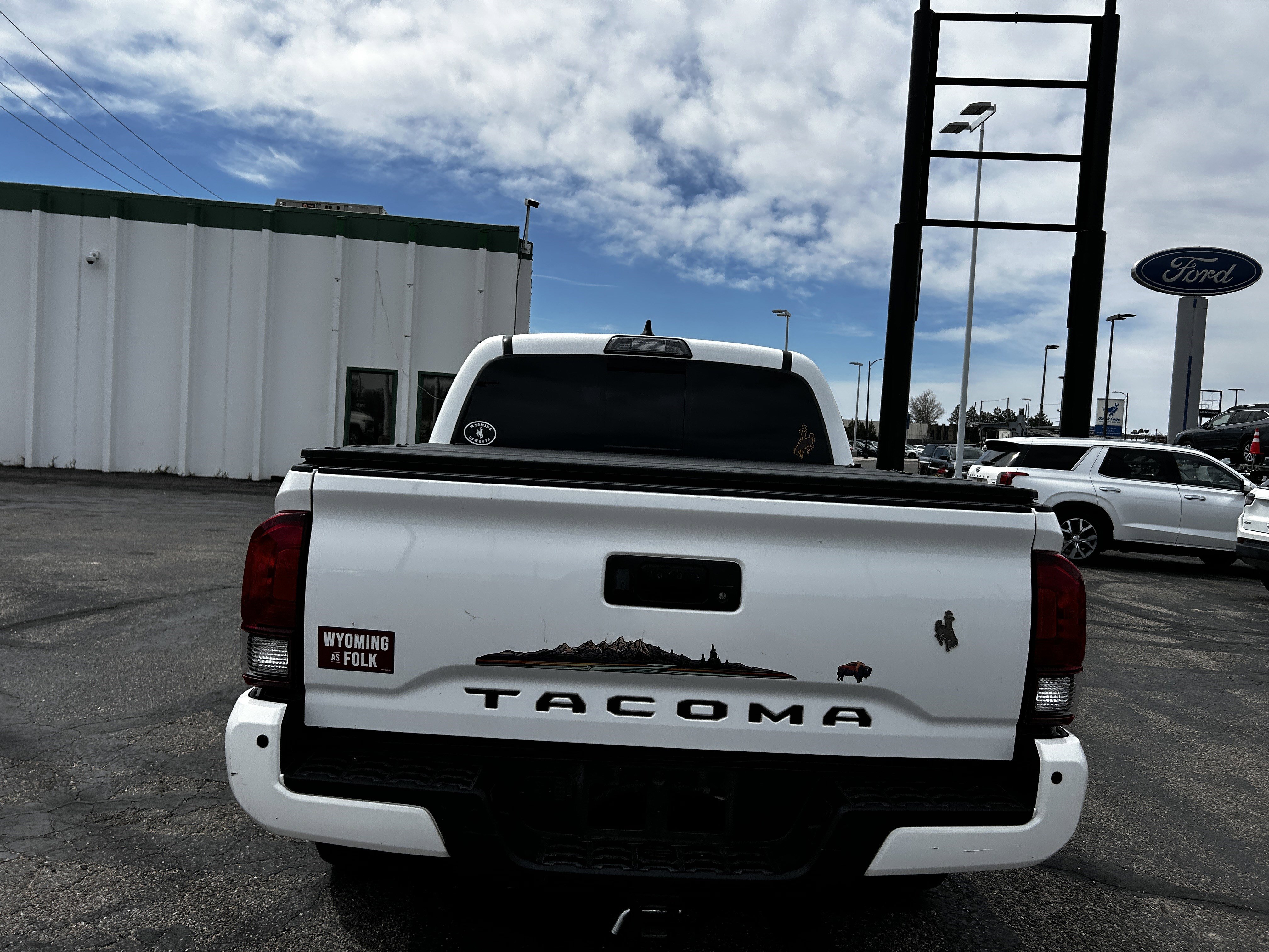 Used 2018 Toyota Tacoma TRD Sport w/ Technology Package image 4