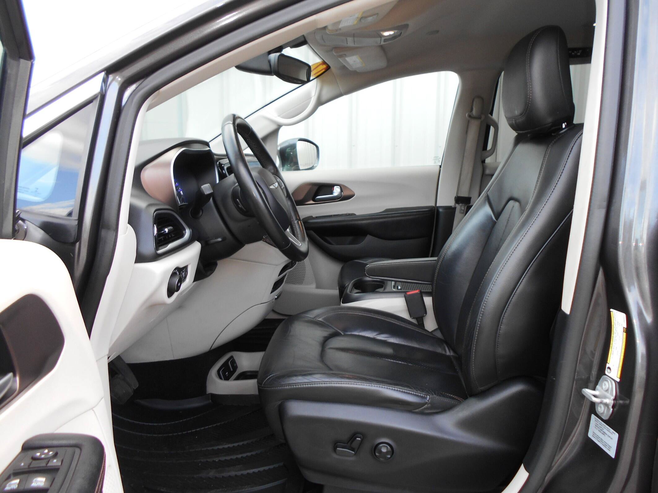 Used 2017 Chrysler Pacifica Touring-L Plus FWD image 6