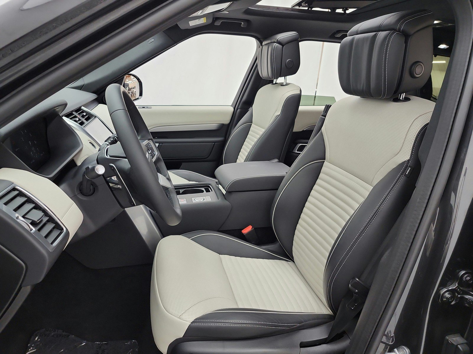 Used 2024 Land Rover Discovery Dynamic SE AWD/4WD image 15