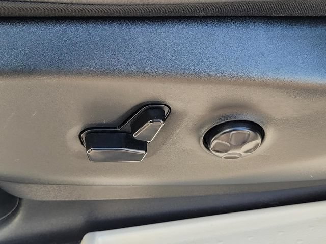 Used 2024 Chrysler Pacifica Touring-L FWD image 32