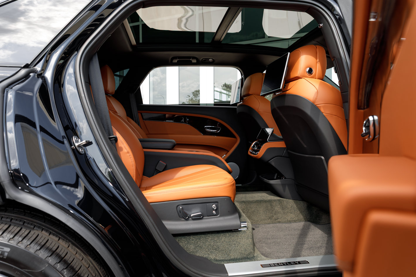 Certified 2023 Bentley Bentayga Extended Wheelbase AWD/4WD image 54
