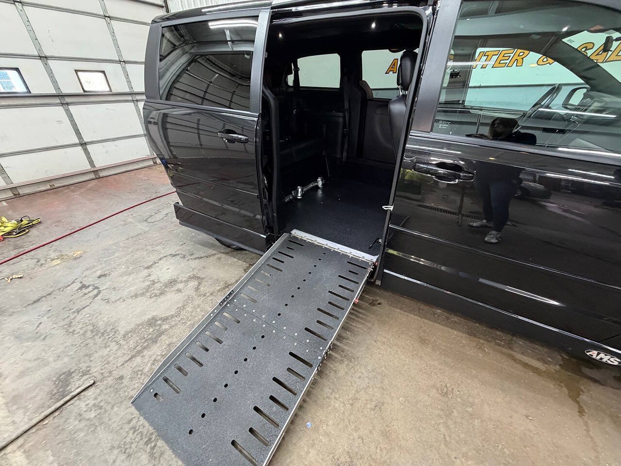 Used 2015 Dodge Grand Caravan R/T FWD image 16