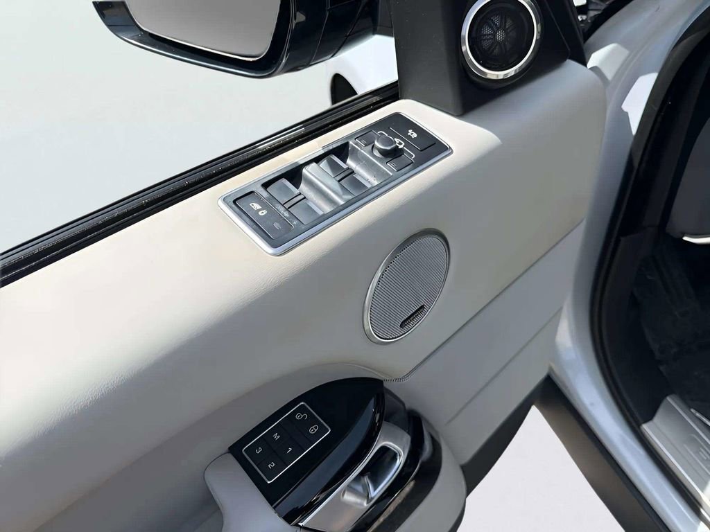 Used 2016 Land Rover Range Rover HSE image 11