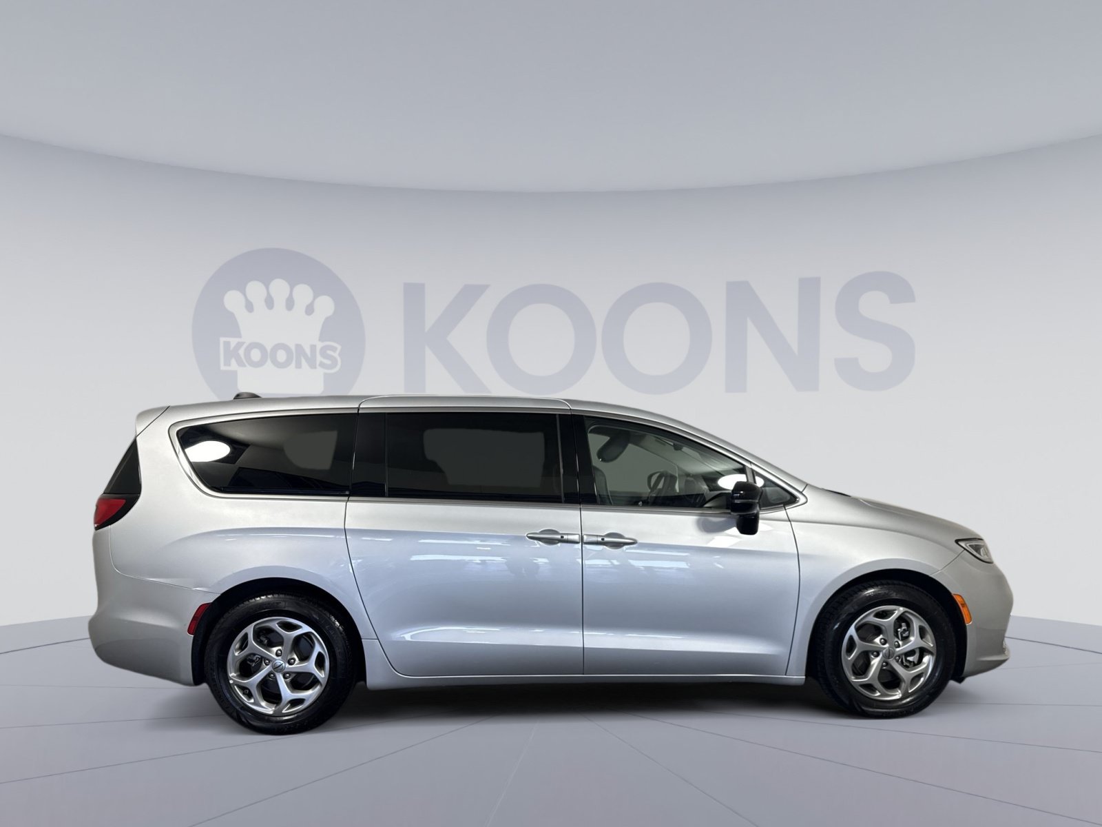 Used 2024 Chrysler Pacifica Limited FWD image 8