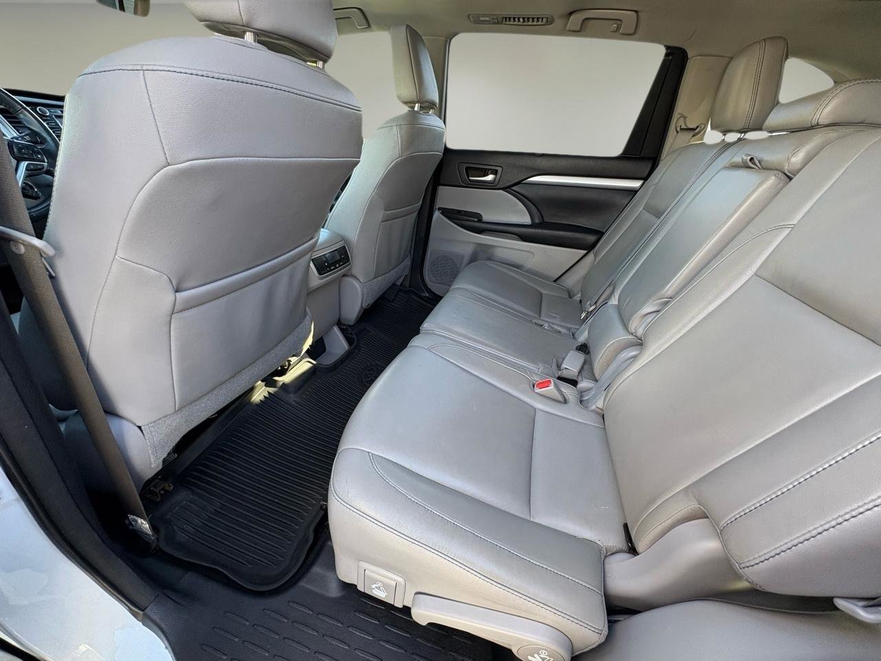 Used 2018 Toyota Highlander XLE image 25