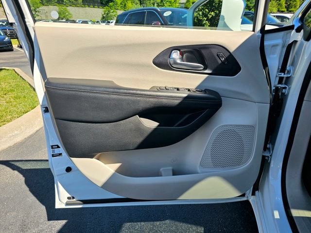 Used 2020 Chrysler Pacifica Limited w/ Tire & Wheel Group FWD image 24
