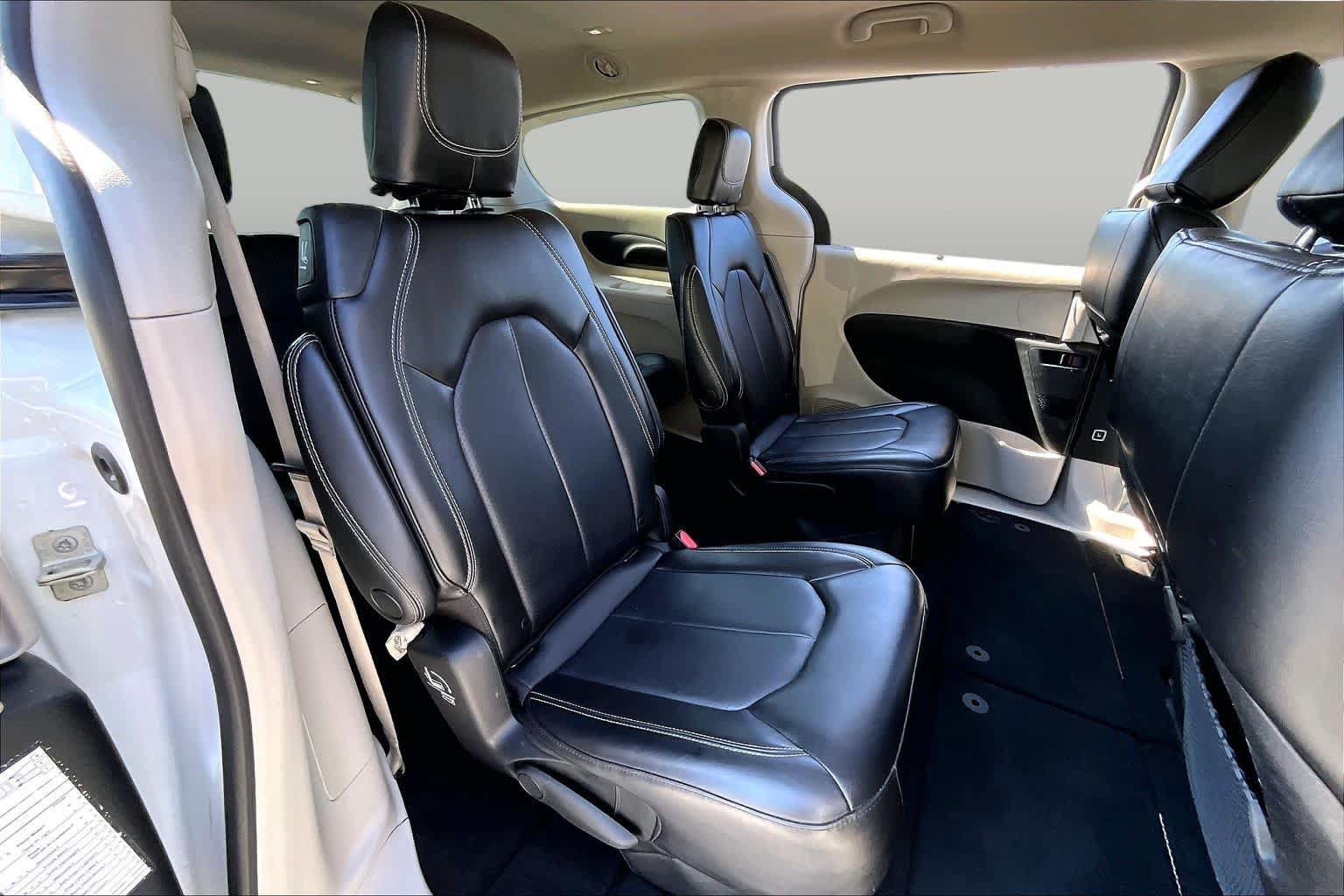 Used 2023 Chrysler Pacifica Touring-L FWD image 19