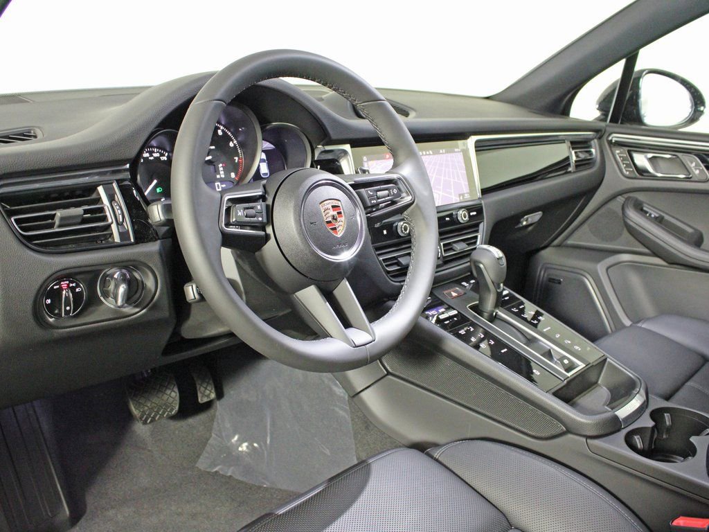 Certified 2025 Porsche Macan image 4