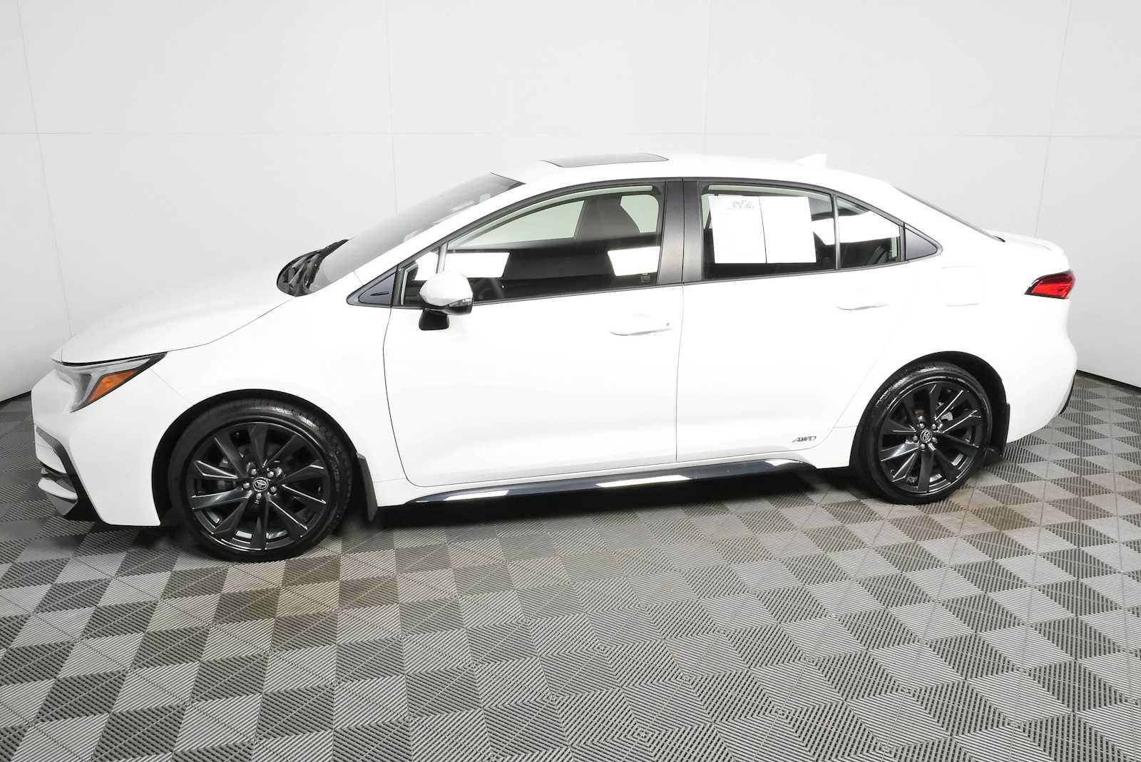 Used 2025 Toyota Corolla SE w/ SE Premium Package AWD/4WD image 26