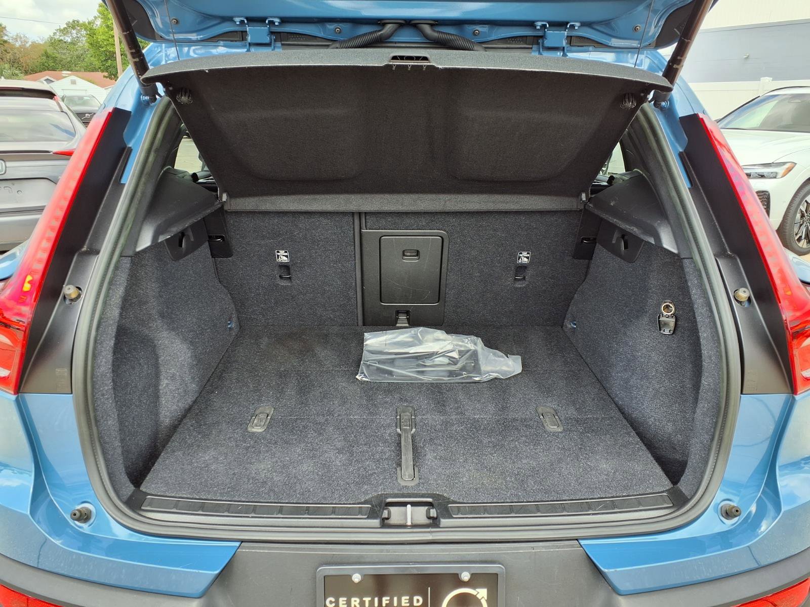 Used 2023 Volvo XC40 B5 Plus image 18