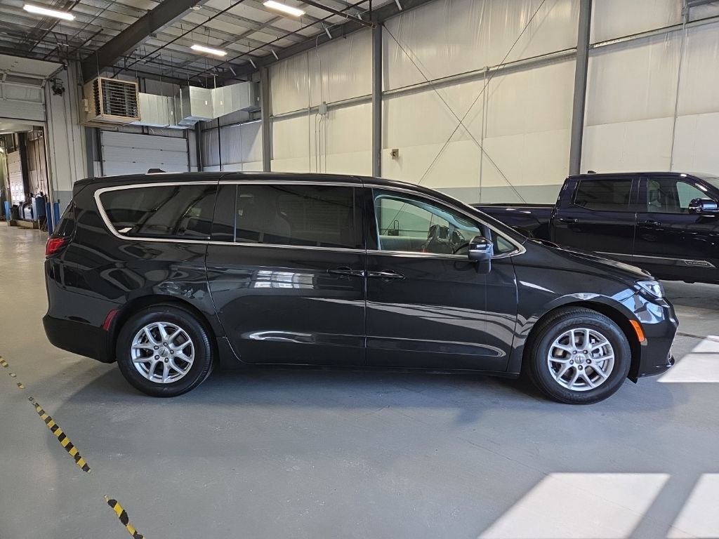 Used 2023 Chrysler Pacifica Touring-L image 6
