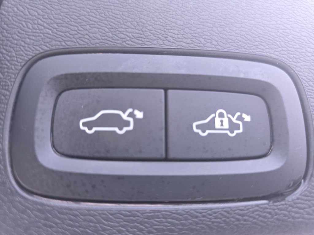 Used 2023 Volvo XC60 B5 Plus w/ Climate Package image 15