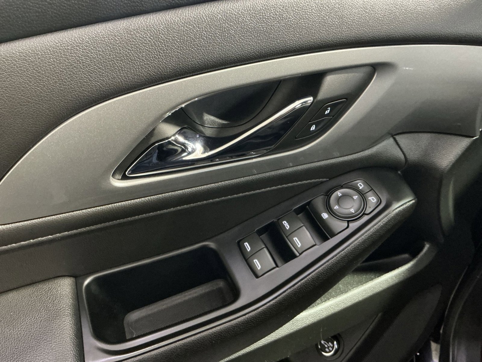 Used 2023 Chevrolet Traverse LT image 16