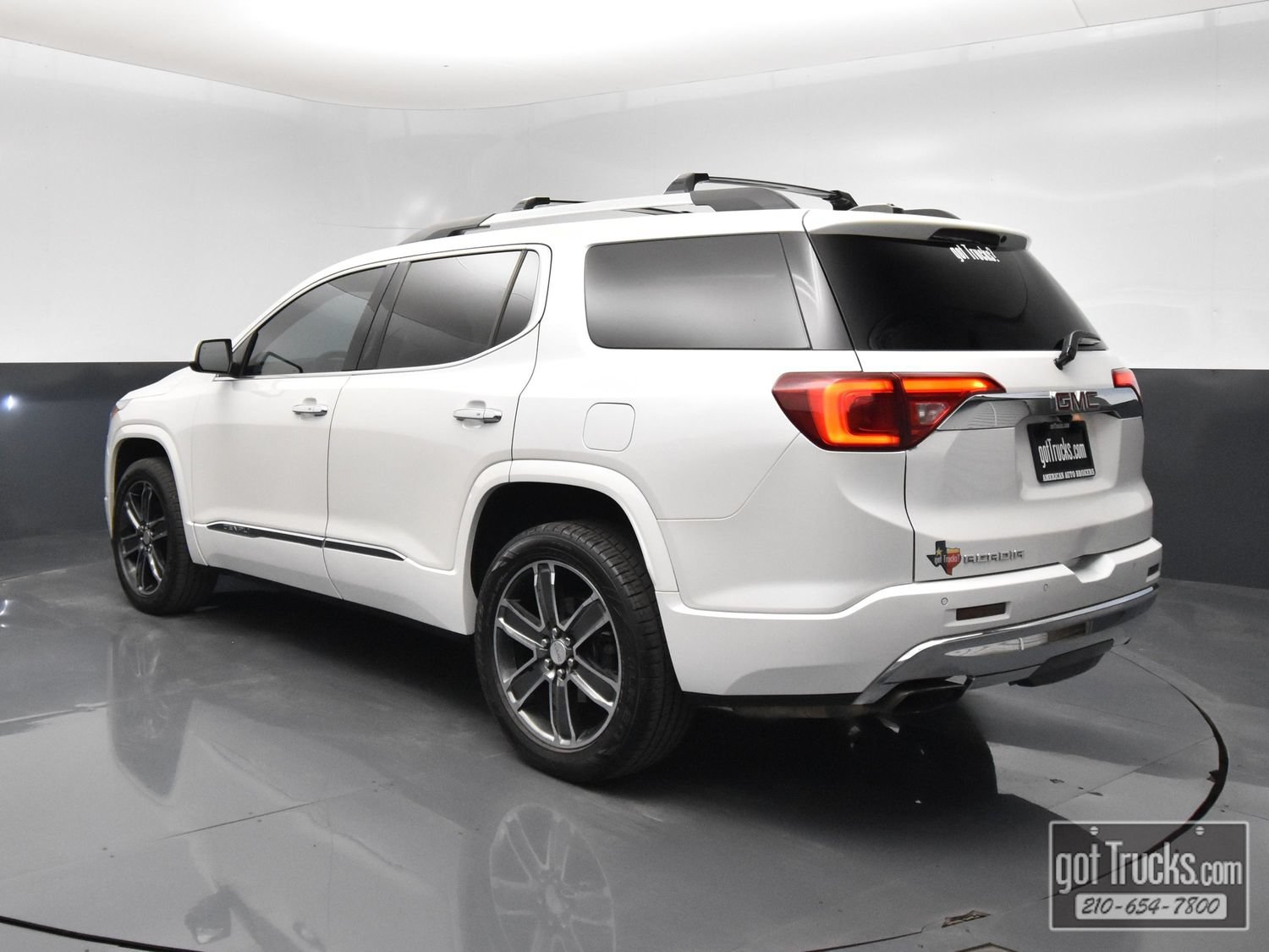 Used 2017 GMC Acadia Denali w/ Technology Package FWD image 5