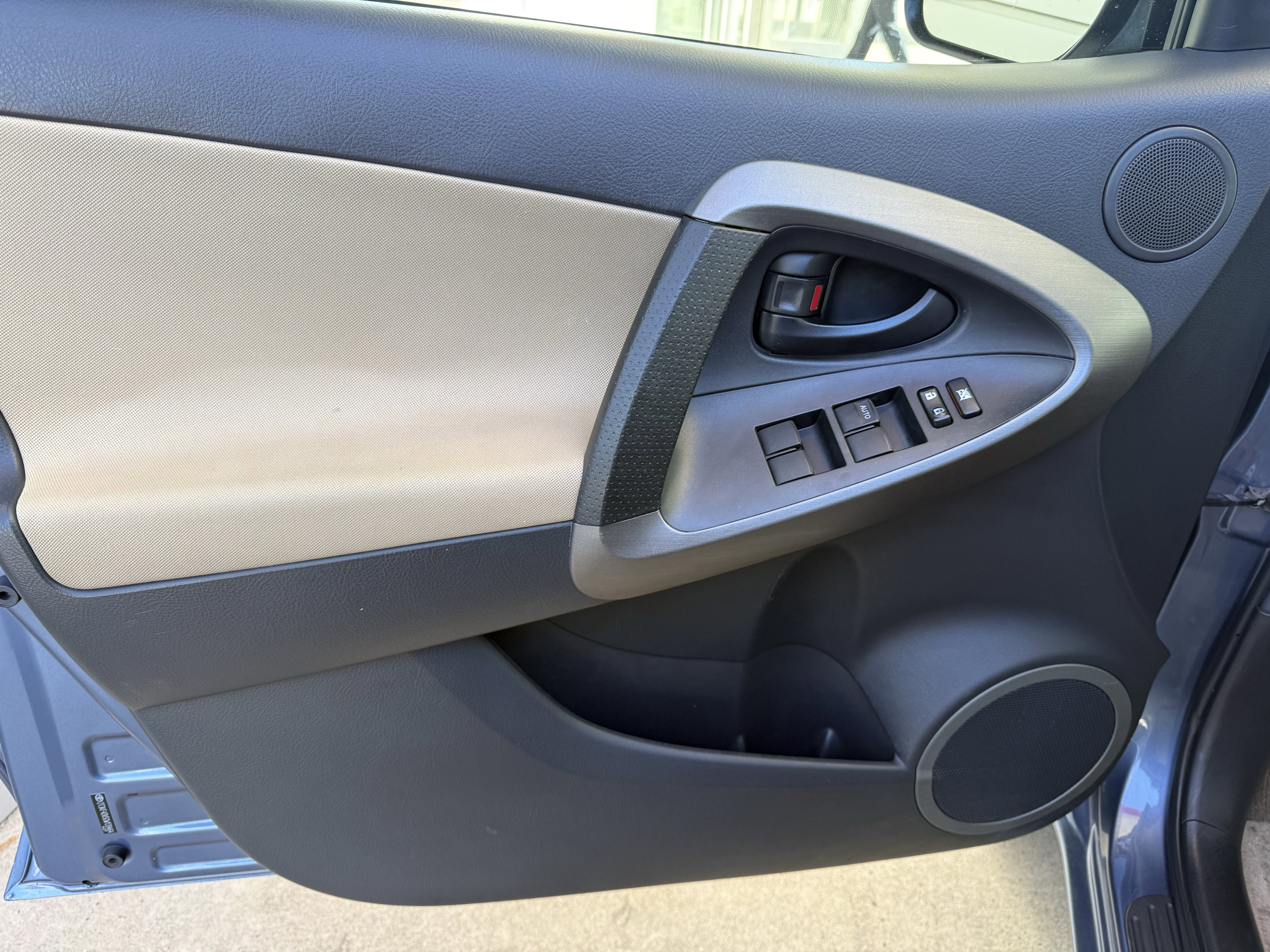 Used 2012 Toyota RAV4 FWD w/ 3rd Row image 4