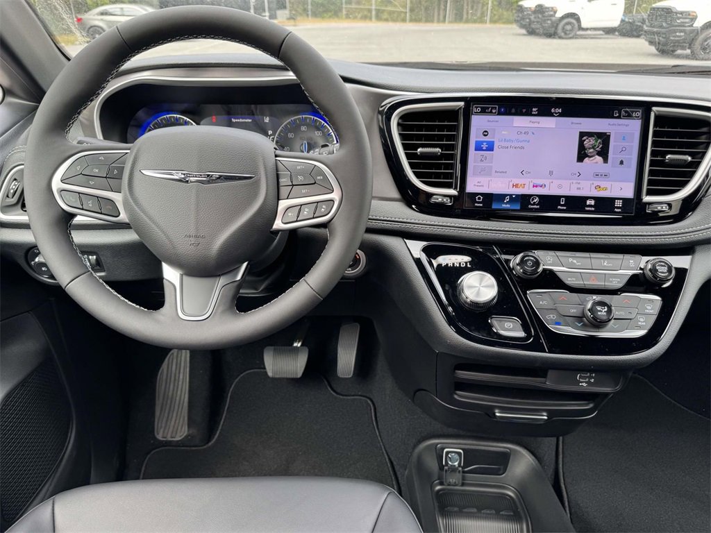 New 2026 Chrysler Pacifica Select image 16