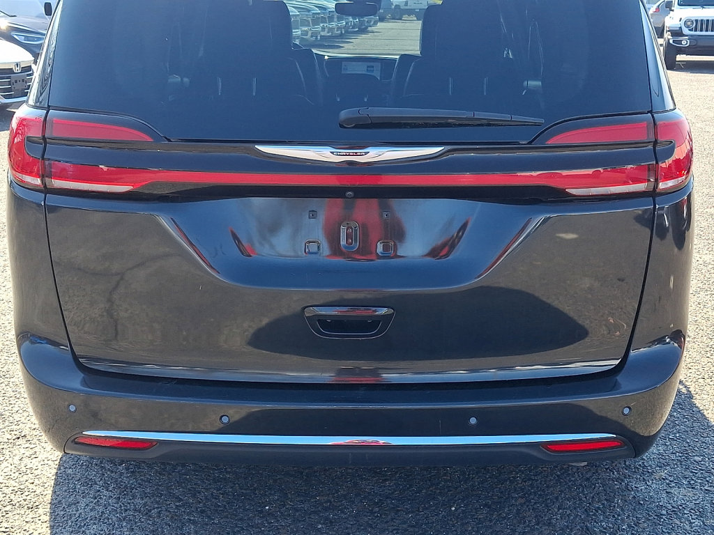 Used 2023 Chrysler Pacifica Touring-L image 16