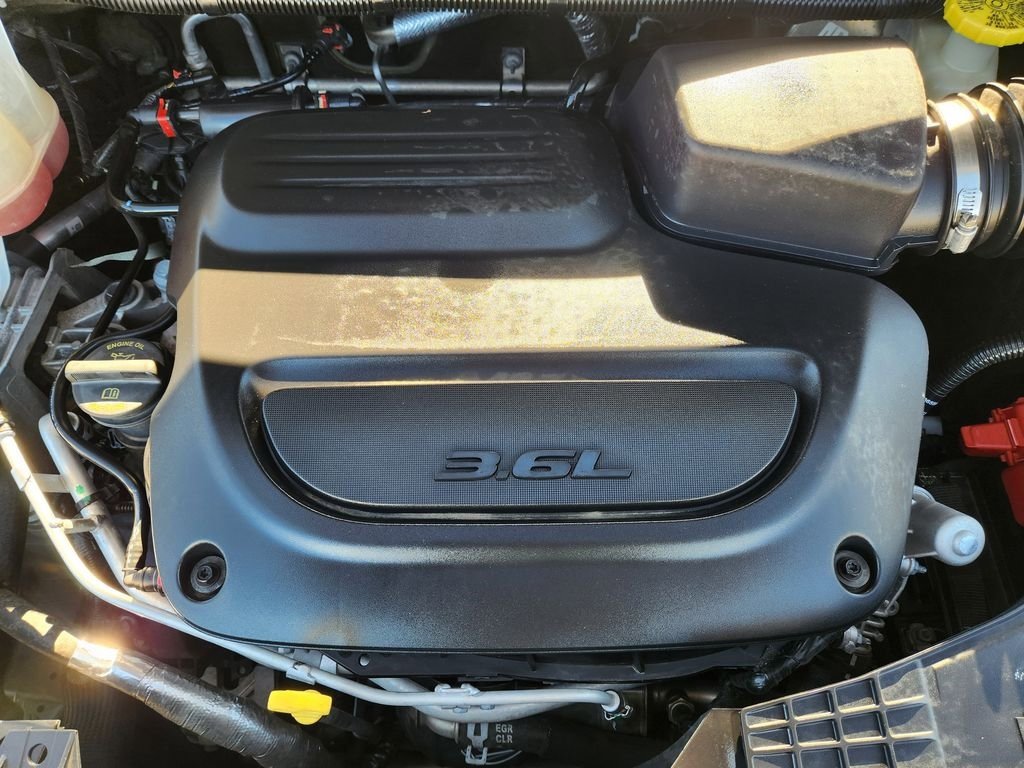 Used 2023 Chrysler Pacifica Touring-L image 32