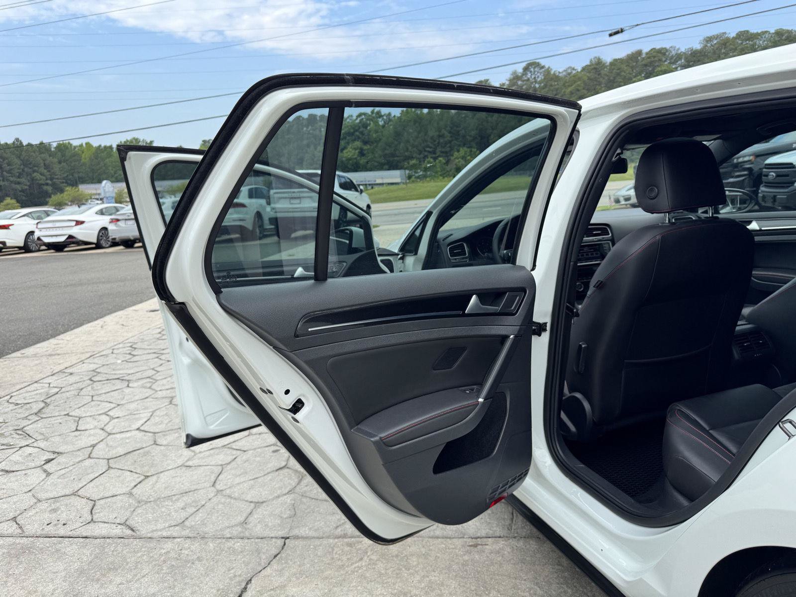 Used 2015 Volkswagen GTI SE FWD image 8