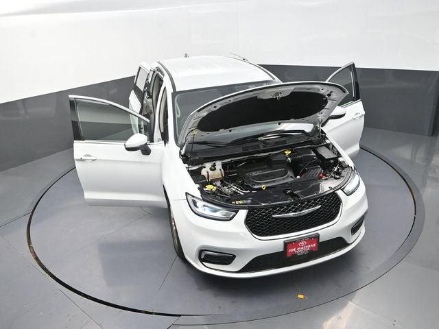 Used 2023 Chrysler Pacifica Touring-L image 34