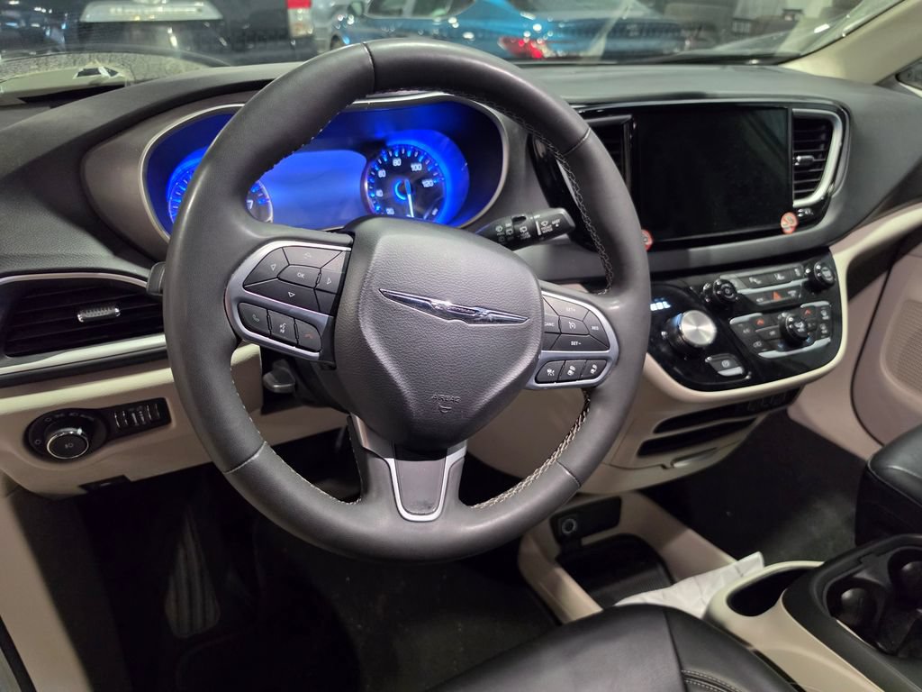 Used 2023 Chrysler Pacifica Touring-L FWD image 4