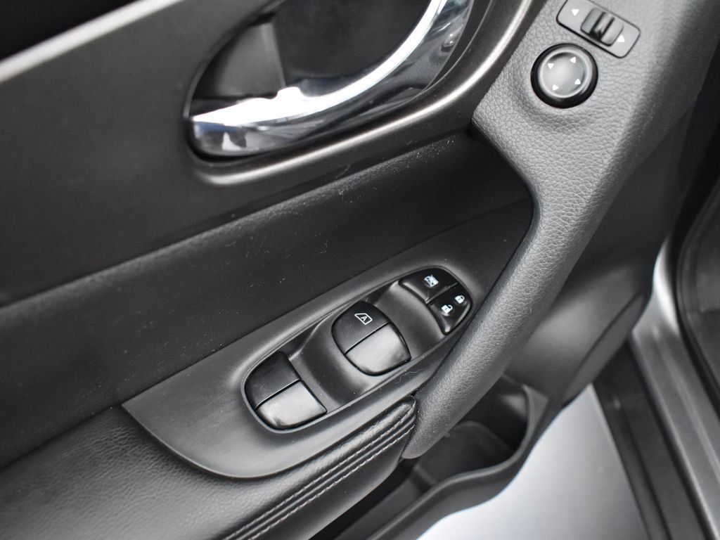 Used 2016 Nissan Rogue S image 11