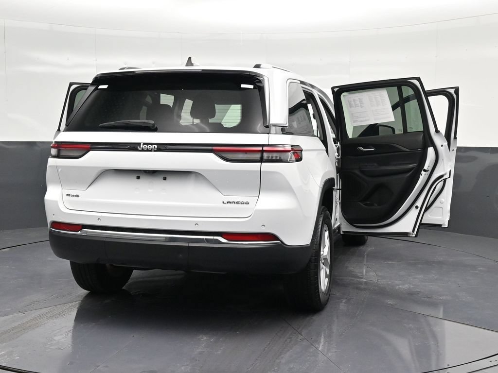 Used 2023 Jeep Grand Cherokee Laredo AWD/4WD image 43
