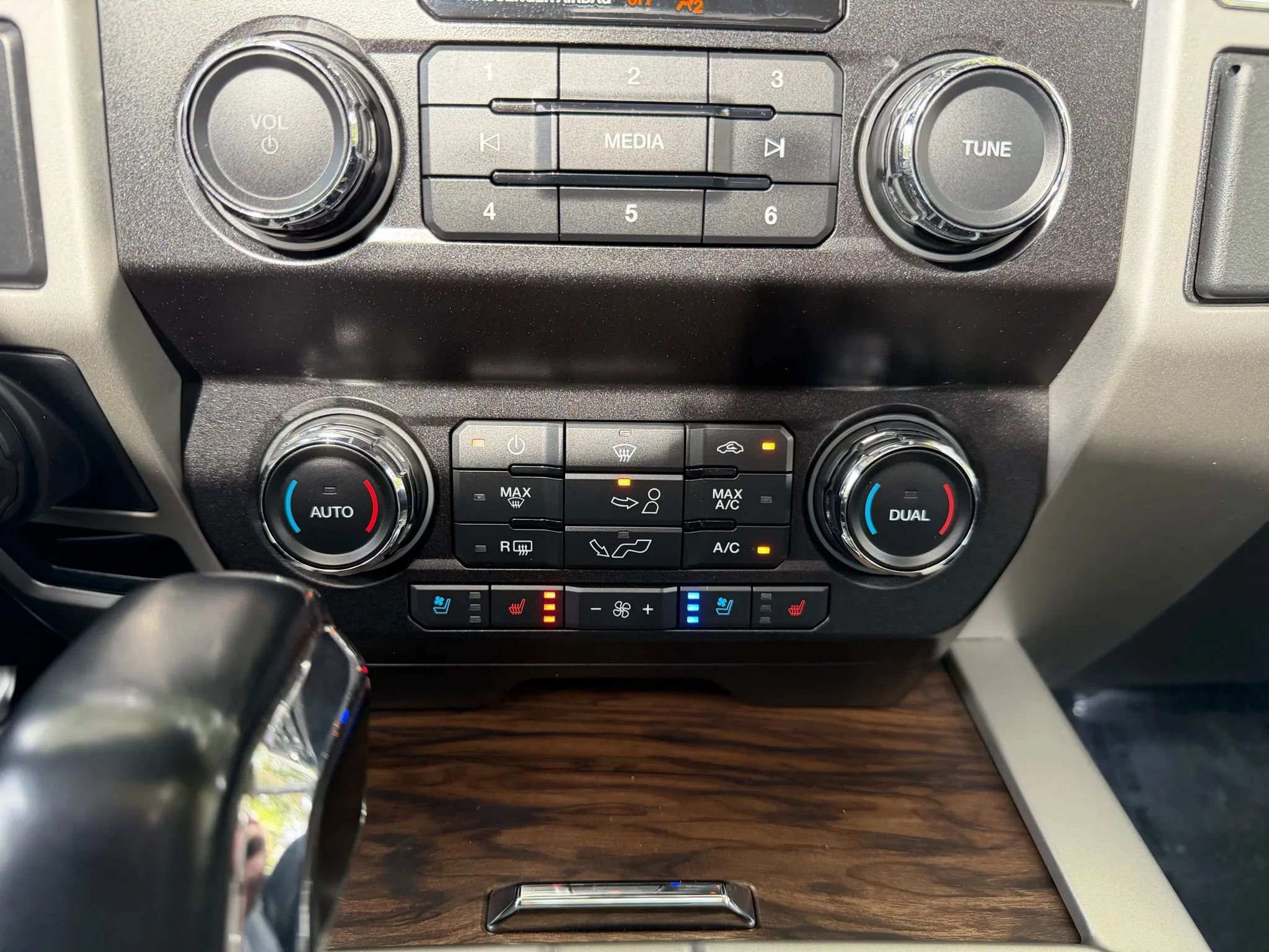 Used 2019 Ford F150 Lariat image 42