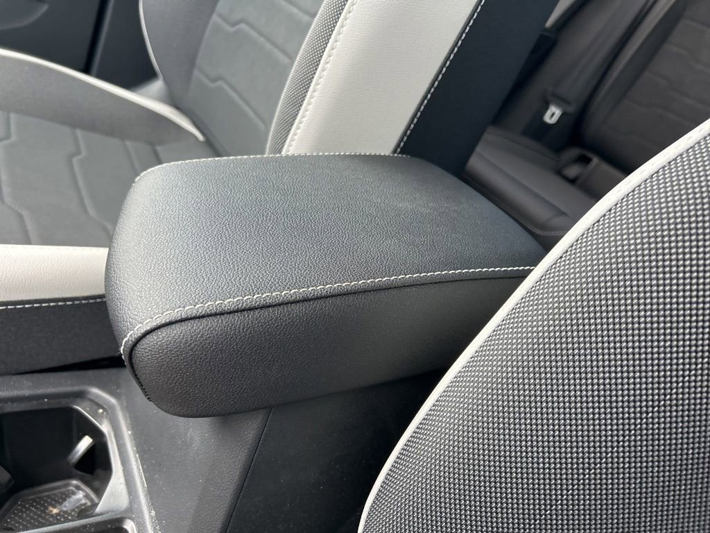 Certified 2025 Volkswagen Taos SE image 31