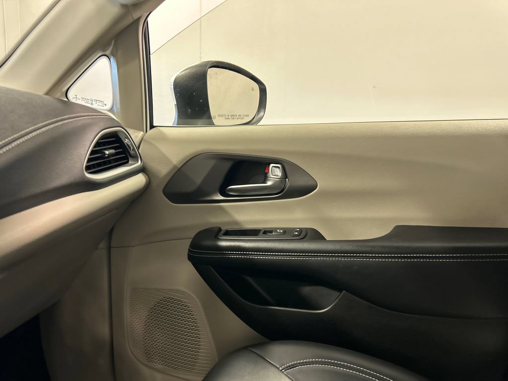 Used 2023 Chrysler Pacifica Touring-L FWD image 24