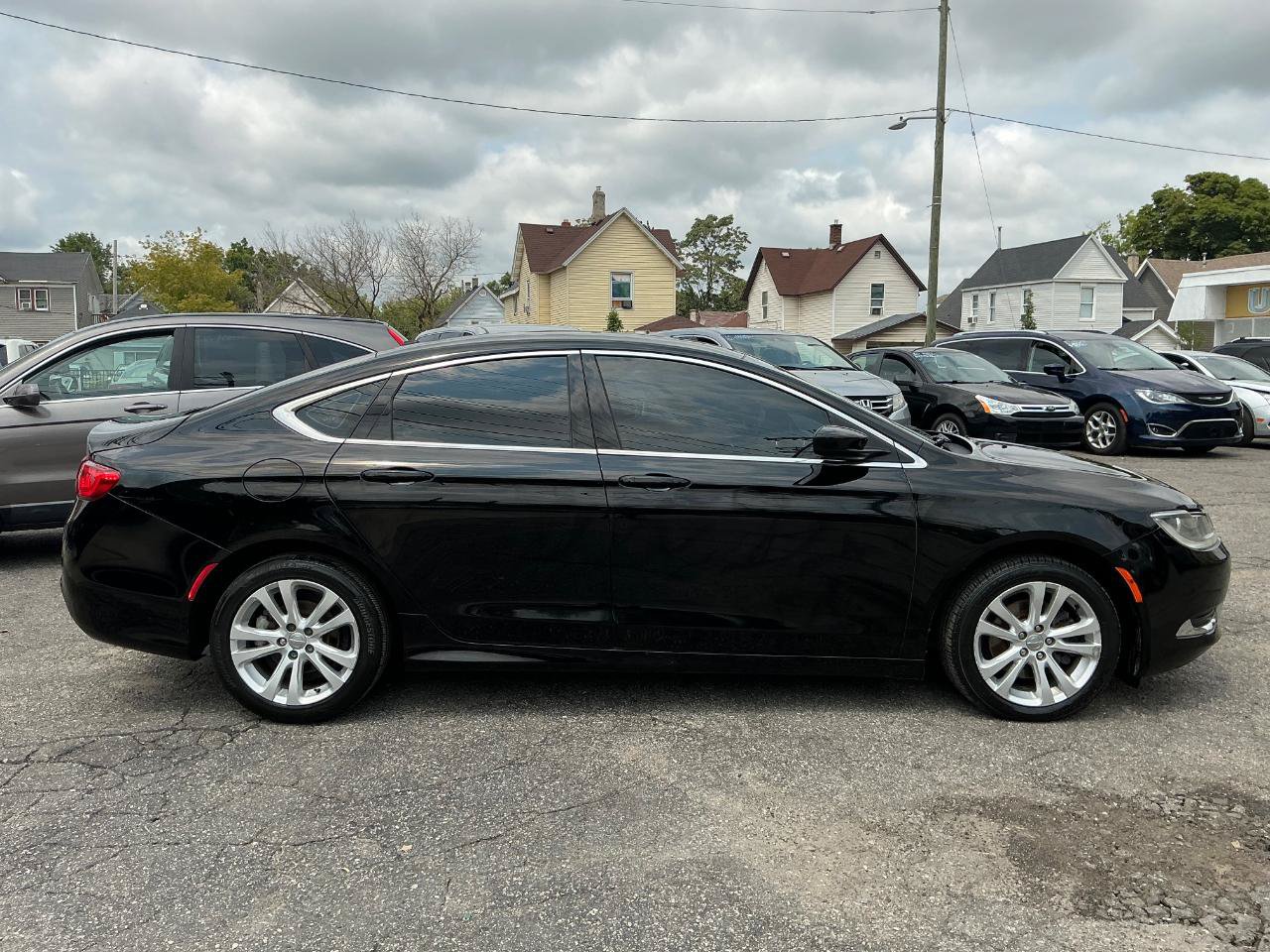 Used 2015 Chrysler 200 Limited w/ Convenience Group FWD image 3