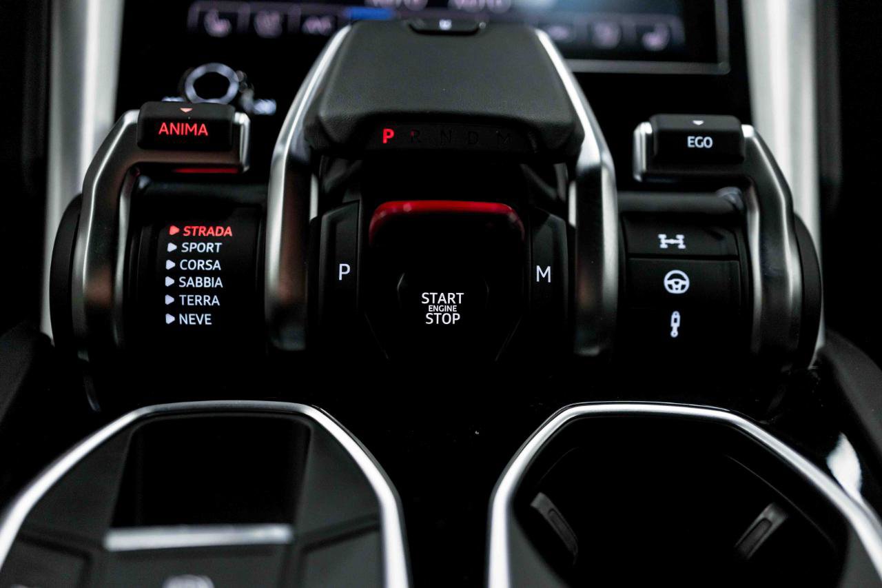 Used 2020 Lamborghini Urus Base image 64