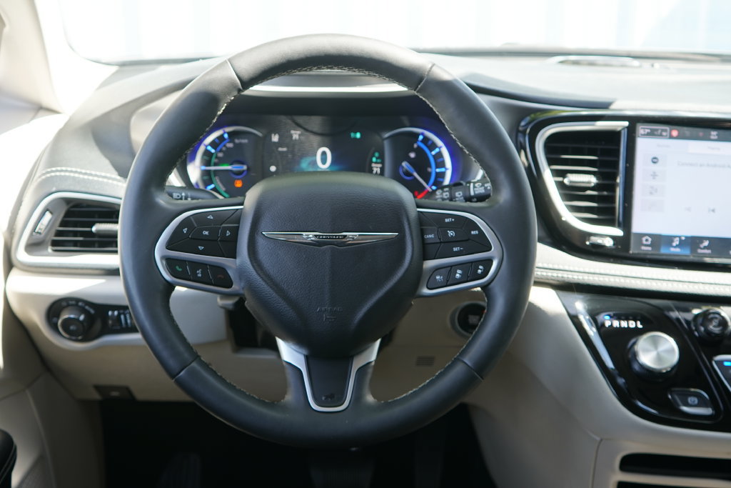 Used 2024 Chrysler Pacifica Limited FWD image 15