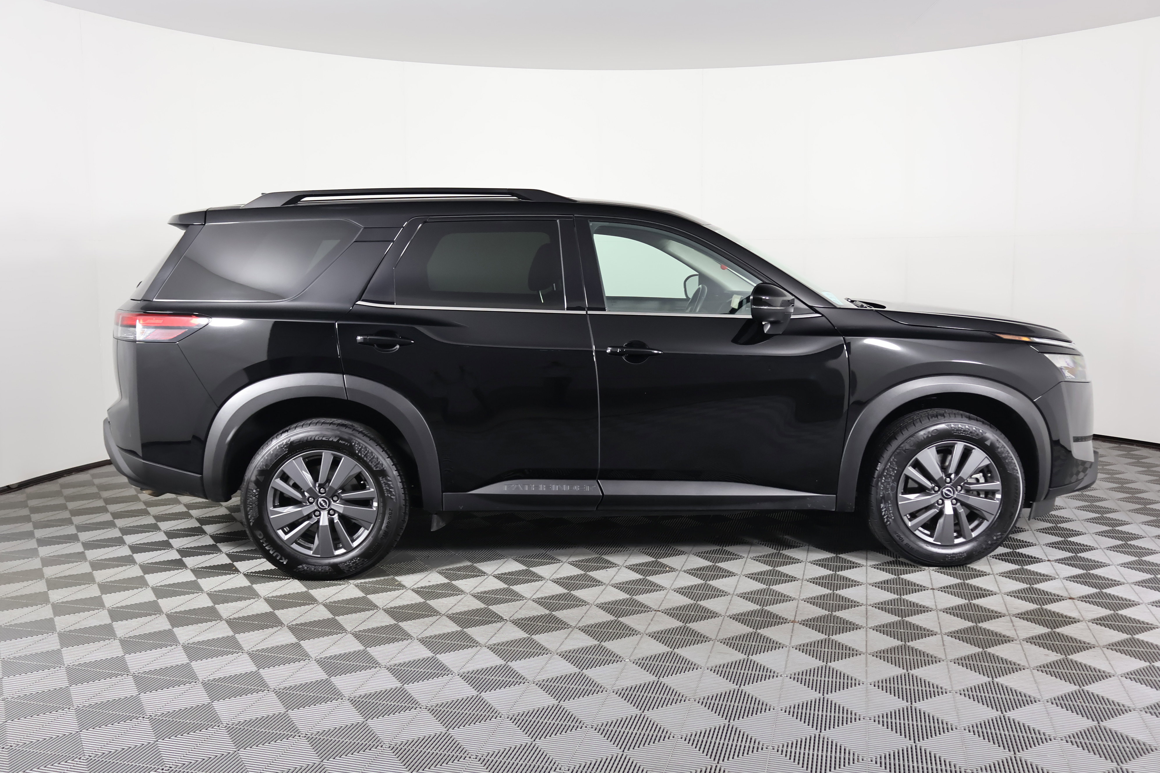 Used 2025 Nissan Pathfinder SV image 5