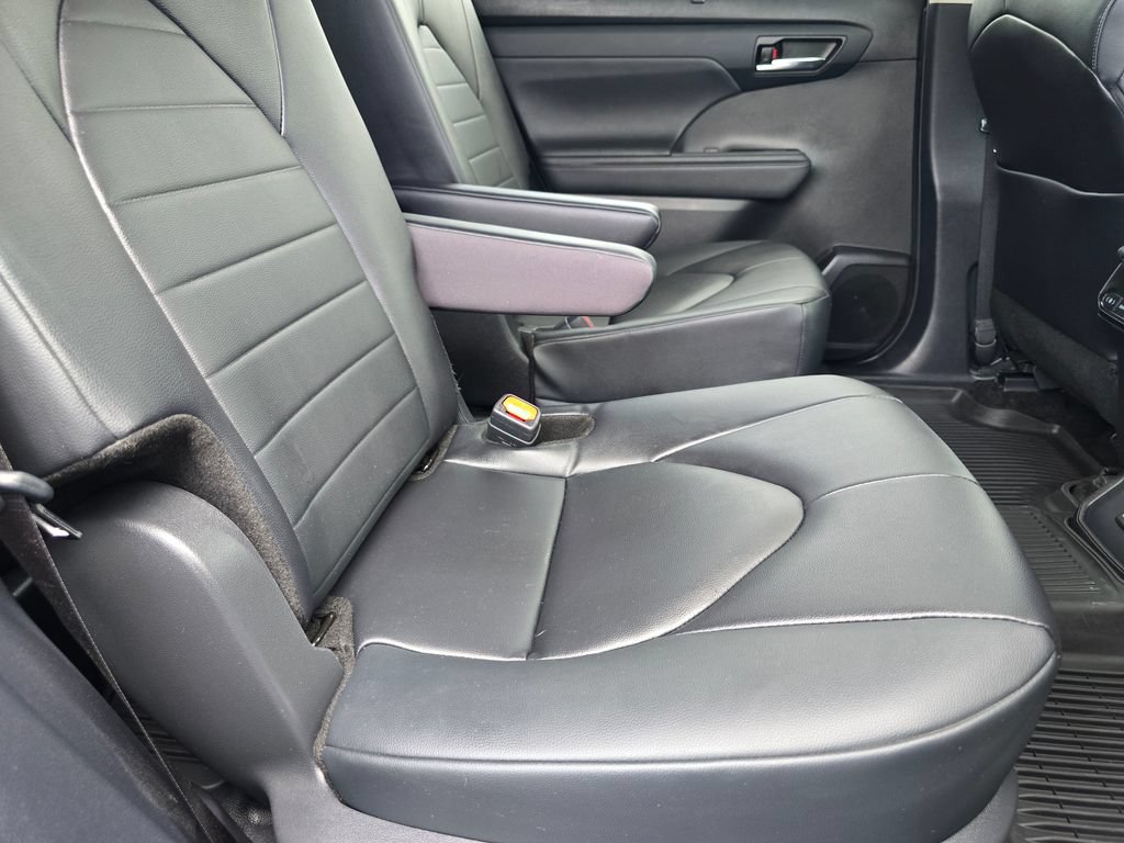 Used 2024 Toyota Highlander XLE AWD/4WD image 14