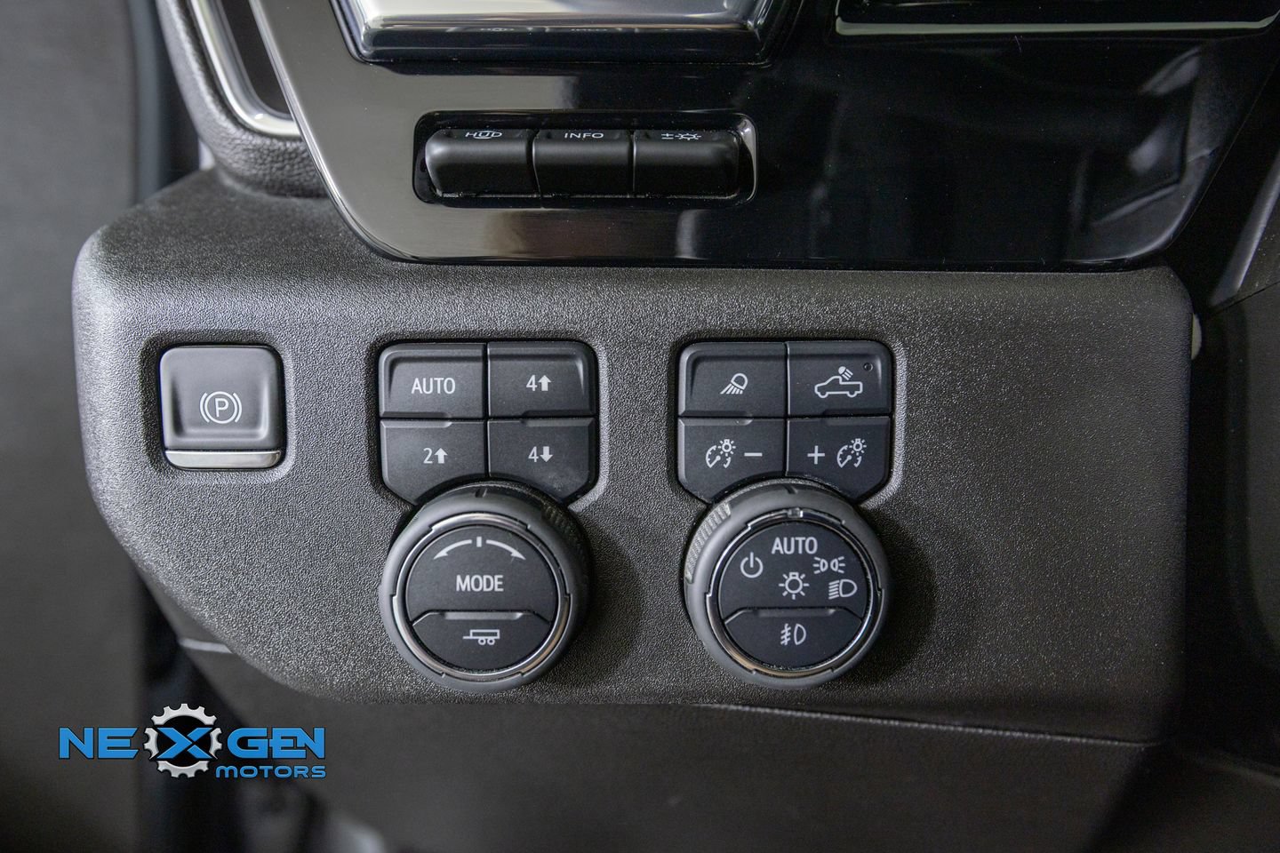 Used 2025 Chevrolet Silverado 1500 High Country w/ Technology Package AWD/4WD image 13