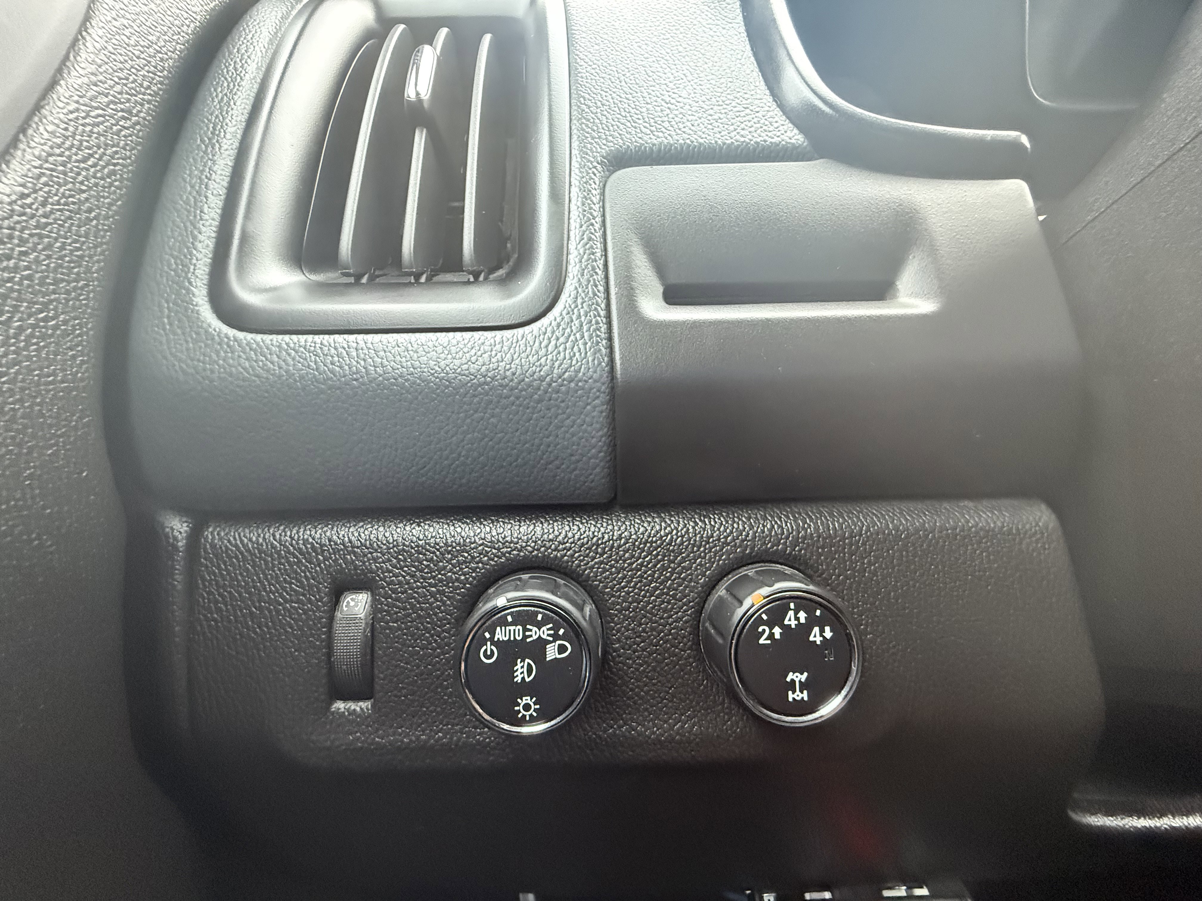 Used 2015 Chevrolet Colorado Z71 w/ Trail Boss Edition image 30