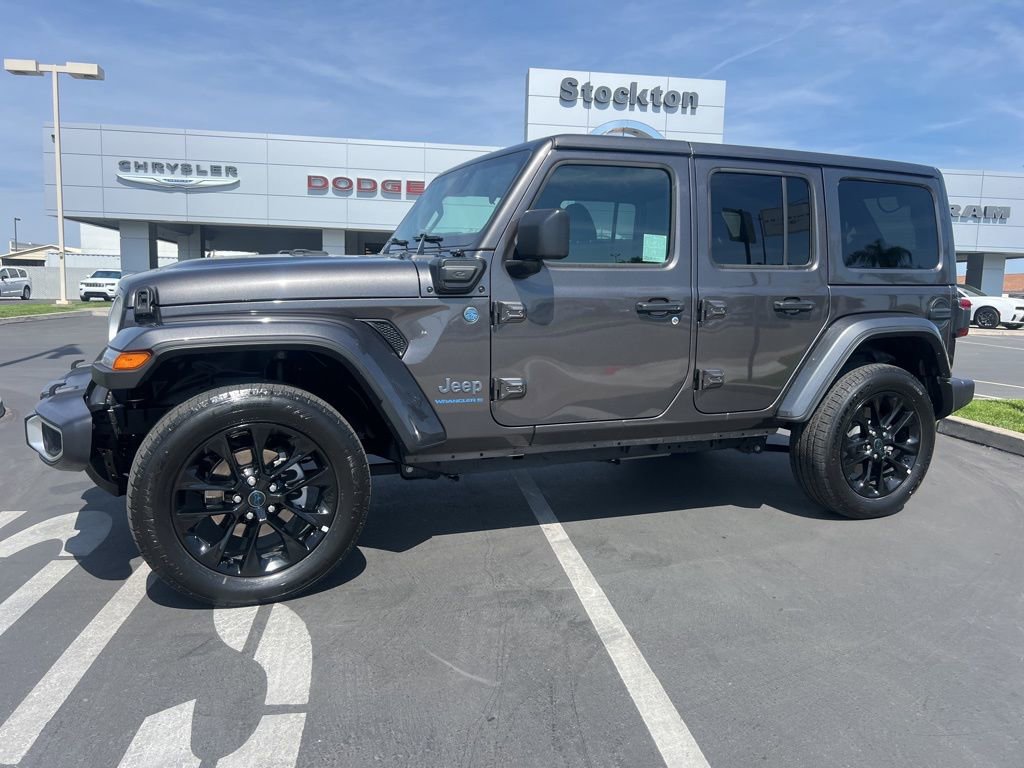 Used 2025 Jeep Wrangler Unlimited Sahara w/ Safety Group AWD/4WD image 1