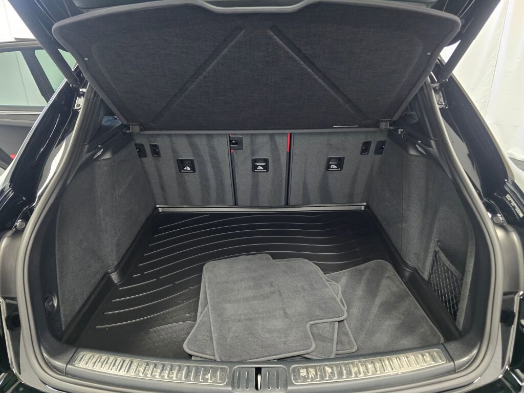 Certified 2024 Porsche Macan image 12