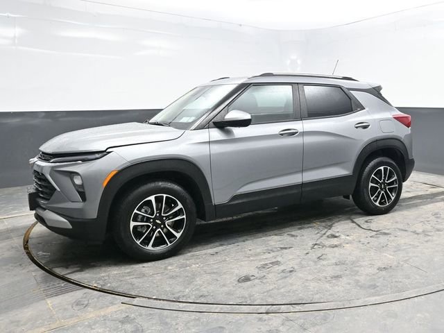 Used 2025 Chevrolet TrailBlazer LT w/ Driver Confidence Package image 3