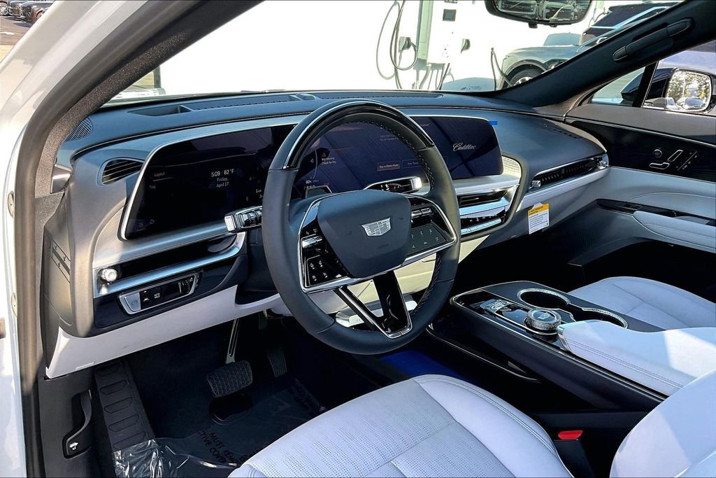 New 2026 Cadillac Lyriq Premium Luxury w/ LPO, Floor Liner Package AWD/4WD image 9