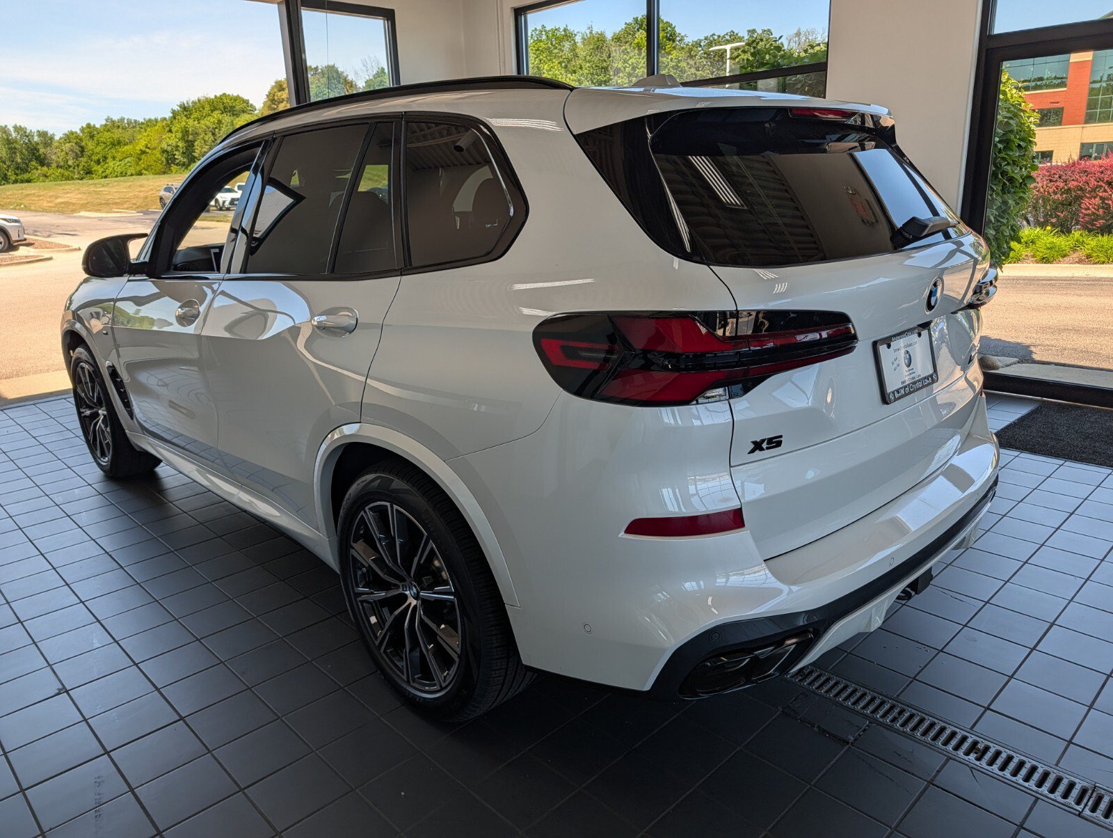 New 2026 BMW X5 M60i w/ Climate Comfort Package AWD/4WD image 6