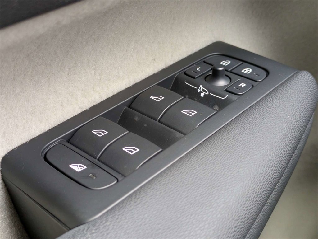 Used 2023 Volvo XC40 B5 Ultimate image 31