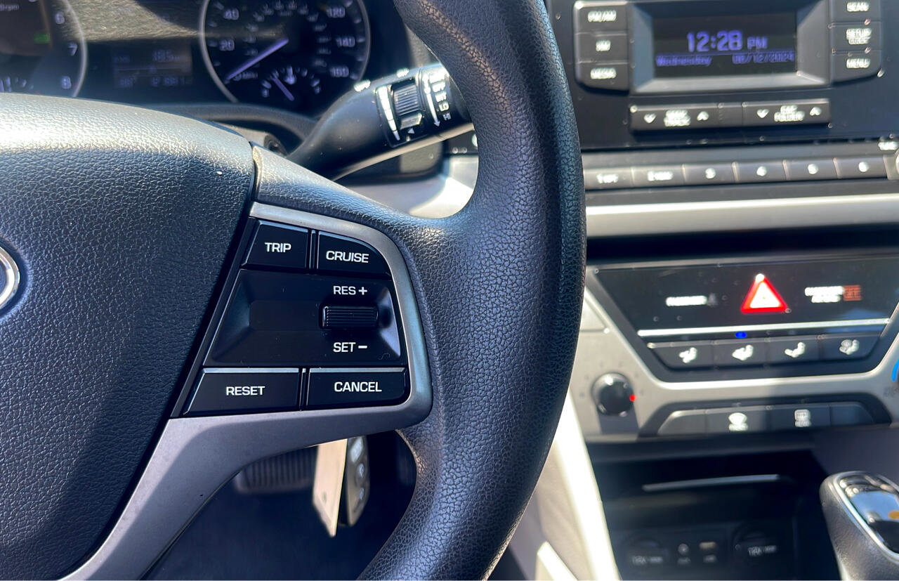 Used 2017 Hyundai Elantra SE image 17