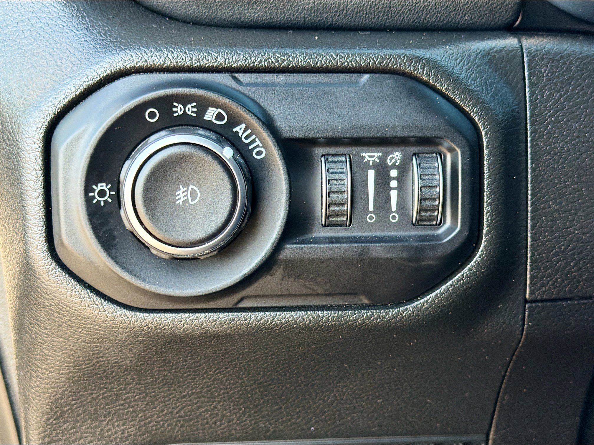 Used 2022 Jeep Wrangler Unlimited Sahara image 33