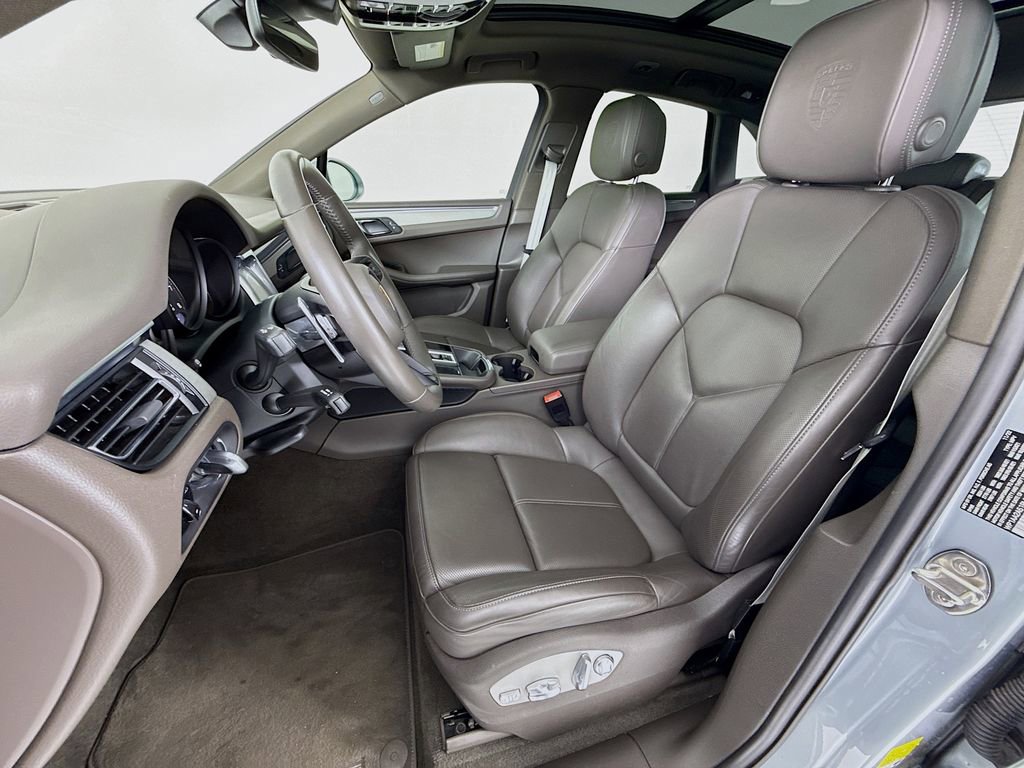 Certified 2023 Porsche Macan Turbo image 5