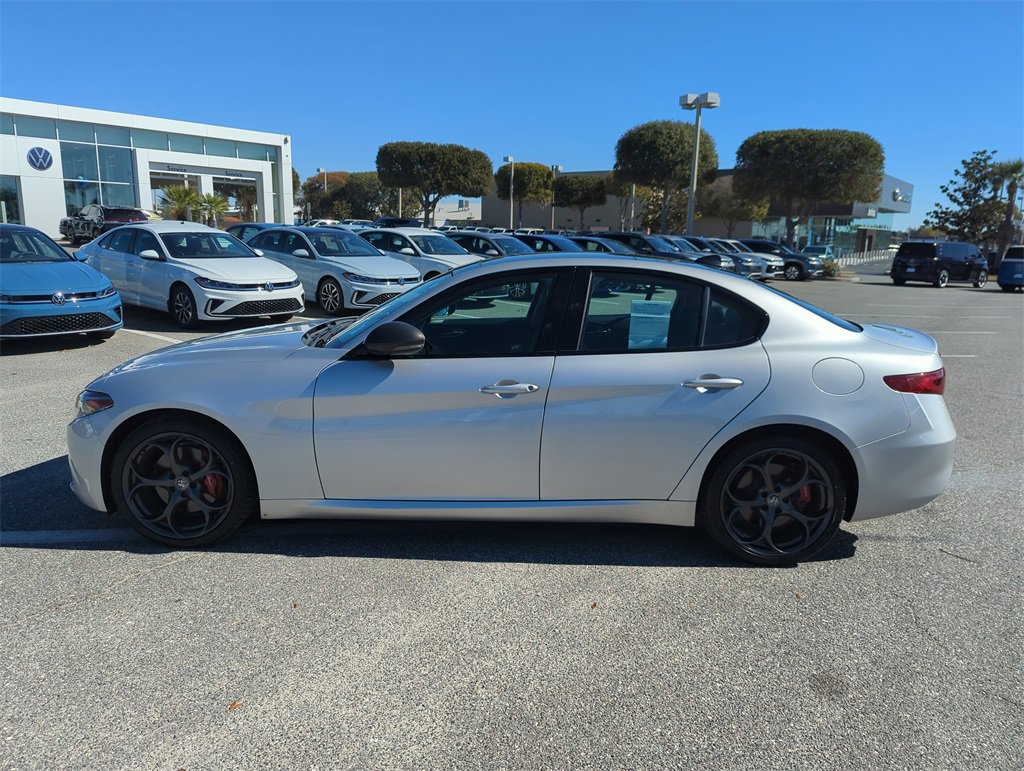 Used 2019 Alfa Romeo Giulia Base image 11